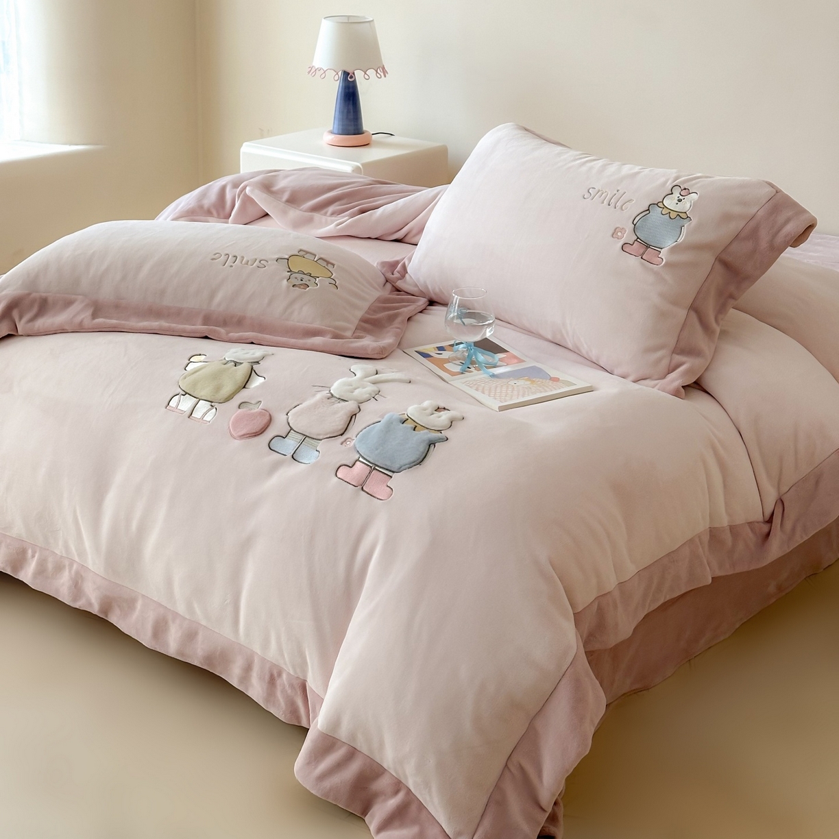 91家纺网 家纺一手货源 找家纺 （总）泽西家纺+V17798841158发大图 2025新品秋冬加厚保暖240克奶肤绒宽边卡通牛奶绒四件套