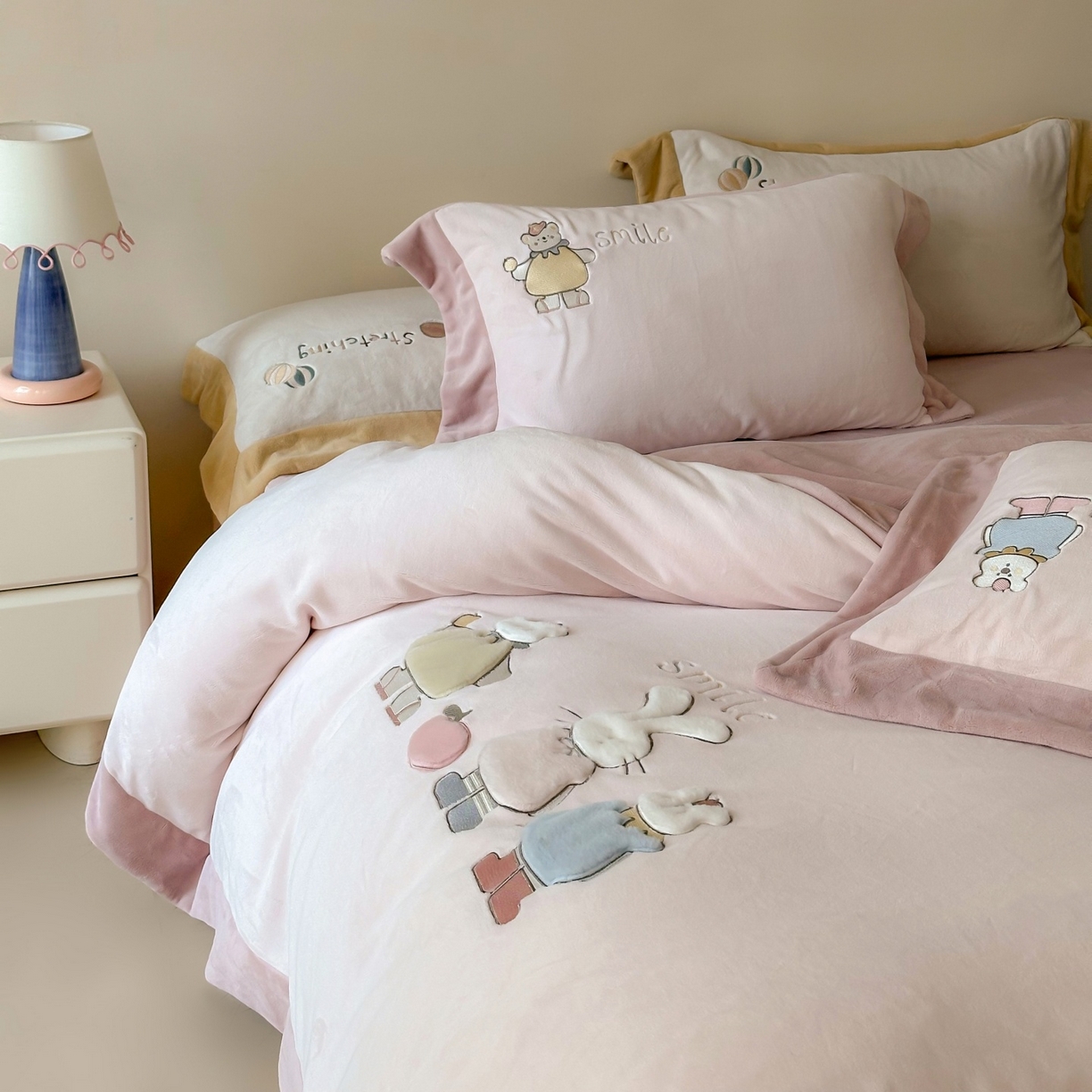 91家纺网 家纺一手货源 找家纺 （总）泽西家纺+V17798841158发大图 2025新品秋冬加厚保暖240克奶肤绒宽边卡通牛奶绒四件套