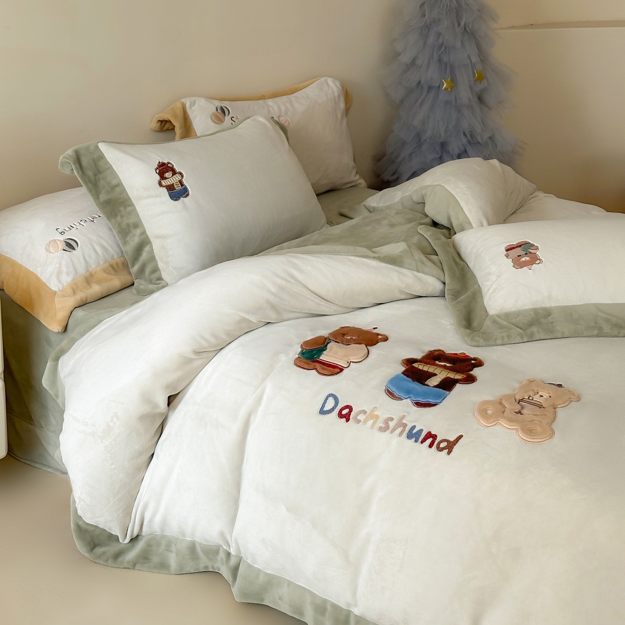 91家纺网 家纺一手货源 找家纺 泽西家纺+V17798841158发大图 2025新品秋冬加厚保暖240克奶肤绒宽边卡通牛奶绒四件套 熊宝假日-葱绿