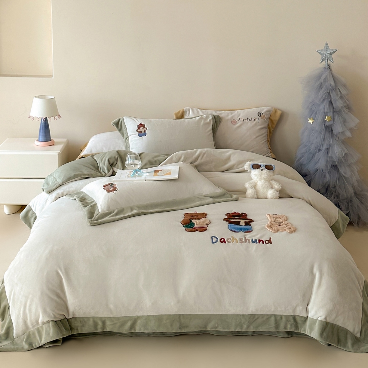 泽西家纺+V17798841158发大图 2025新品秋冬加厚保暖240克奶肤绒宽边卡通牛奶绒四件套 熊宝假日-葱绿