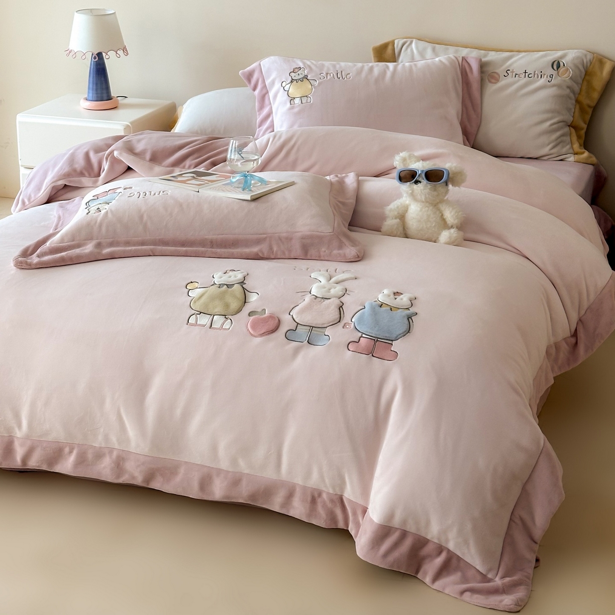 91家纺网 家纺一手货源 找家纺 泽西家纺+V17798841158发大图 2025新品秋冬加厚保暖240克奶肤绒宽边卡通牛奶绒四件套 兔宝甜梦-粉色