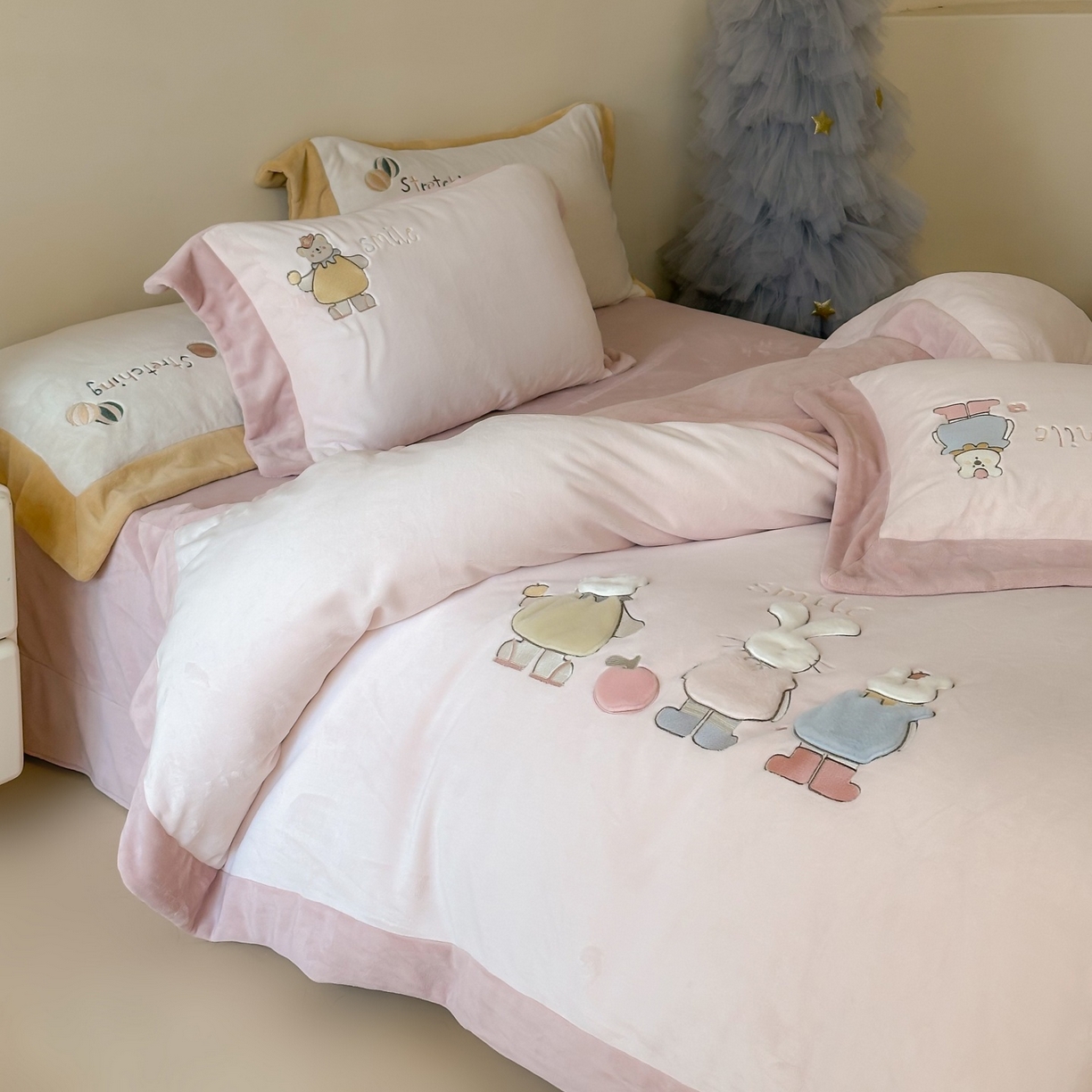 91家纺网 家纺一手货源 找家纺 泽西家纺+V17798841158发大图 2025新品秋冬加厚保暖240克奶肤绒宽边卡通牛奶绒四件套 兔宝甜梦-粉色