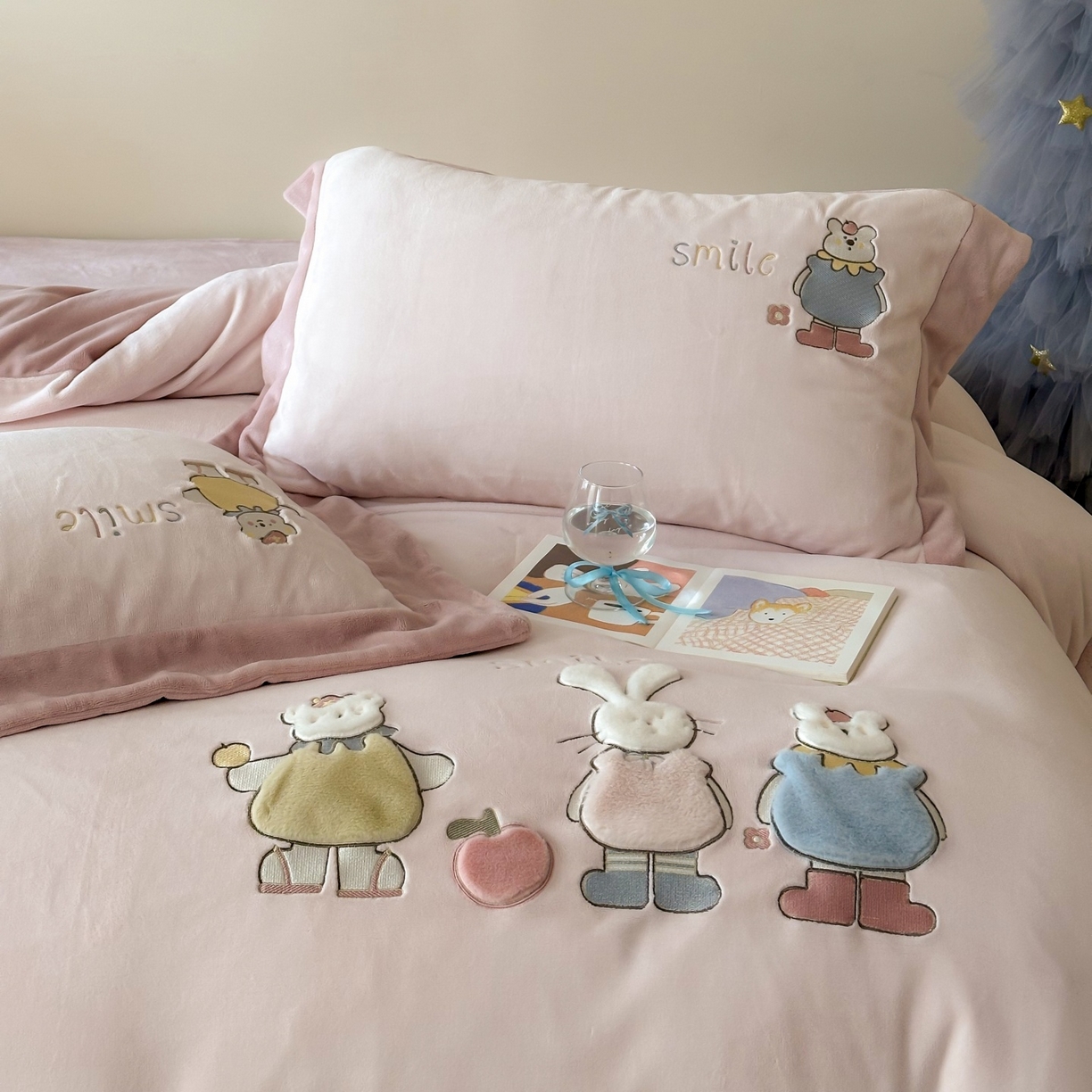 91家纺网 家纺一手货源 找家纺 （总）泽西家纺+V17798841158发大图 2025新品秋冬加厚保暖240克奶肤绒宽边卡通牛奶绒四件套