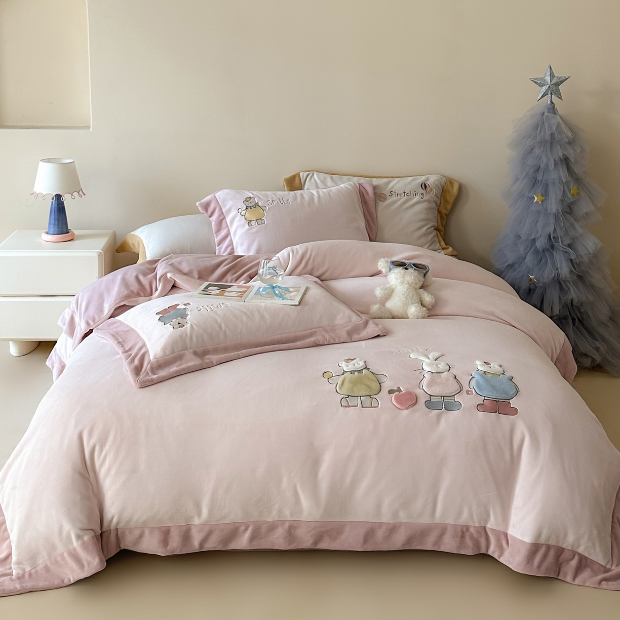 泽西家纺+V17798841158发大图 2025新品秋冬加厚保暖240克奶肤绒宽边卡通牛奶绒四件套 兔宝甜梦-粉色