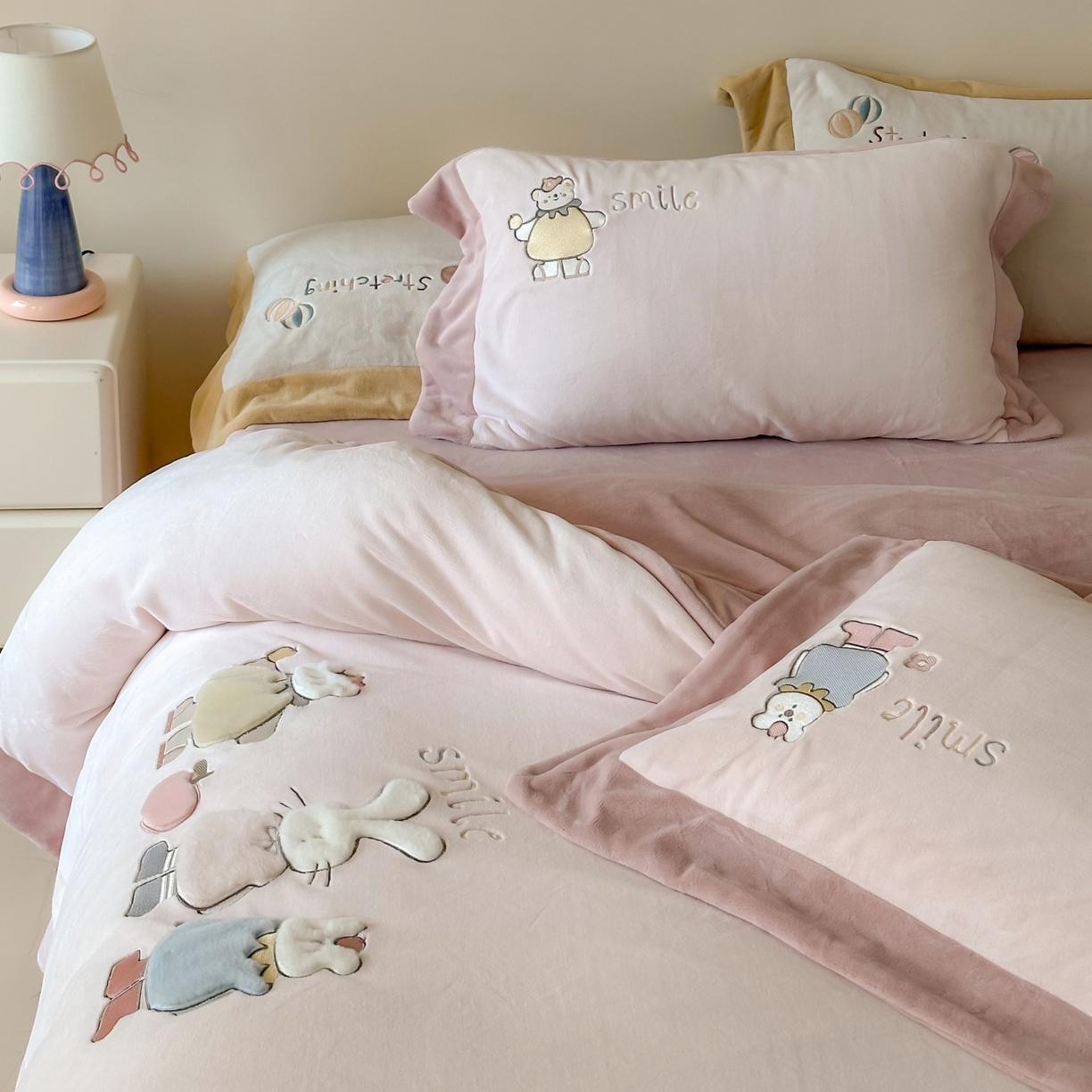 91家纺网 家纺一手货源 找家纺 泽西家纺+V17798841158发大图 2025新品秋冬加厚保暖240克奶肤绒宽边卡通牛奶绒四件套 兔宝甜梦-粉色