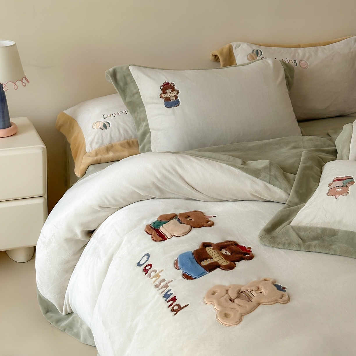 91家纺网 家纺一手货源 找家纺 泽西家纺+V17798841158发大图 2025新品秋冬加厚保暖240克奶肤绒宽边卡通牛奶绒四件套 熊宝假日-葱绿