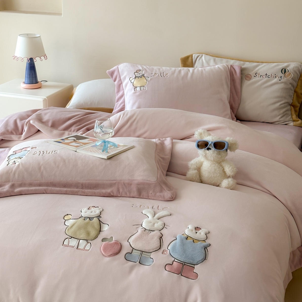 91家纺网 家纺一手货源 找家纺 泽西家纺+V17798841158发大图 2025新品秋冬加厚保暖240克奶肤绒宽边卡通牛奶绒四件套 兔宝甜梦-粉色