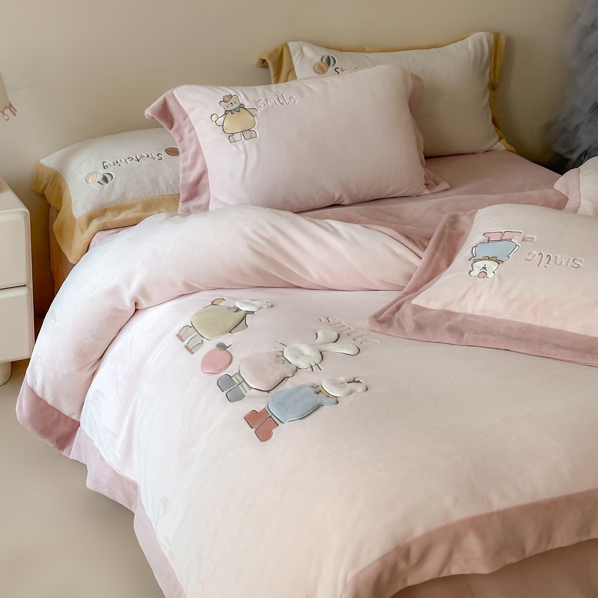 91家纺网 家纺一手货源 找家纺 泽西家纺+V17798841158发大图 2025新品秋冬加厚保暖240克奶肤绒宽边卡通牛奶绒四件套 兔宝甜梦-粉色