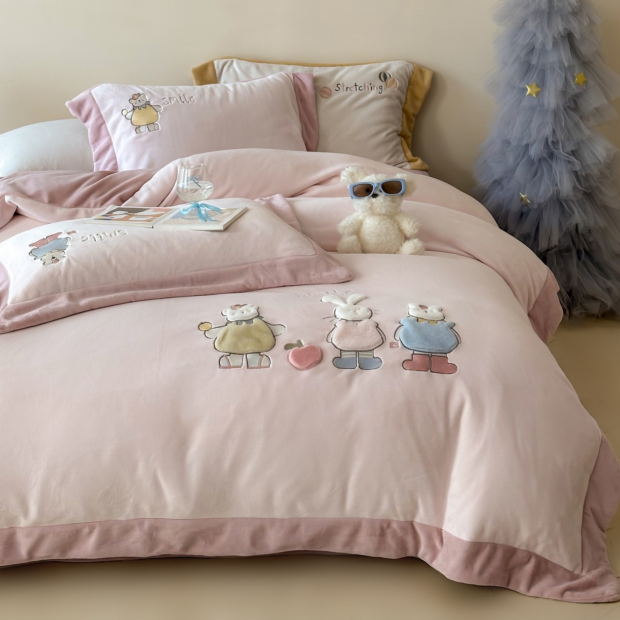 91家纺网 家纺一手货源 找家纺 泽西家纺+V17798841158发大图 2025新品秋冬加厚保暖240克奶肤绒宽边卡通牛奶绒四件套 兔宝甜梦-粉色
