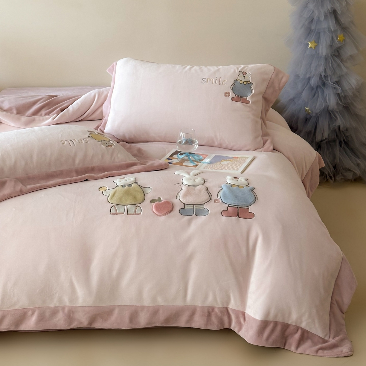 91家纺网 家纺一手货源 找家纺 泽西家纺+V17798841158发大图 2025新品秋冬加厚保暖240克奶肤绒宽边卡通牛奶绒四件套 兔宝甜梦-粉色