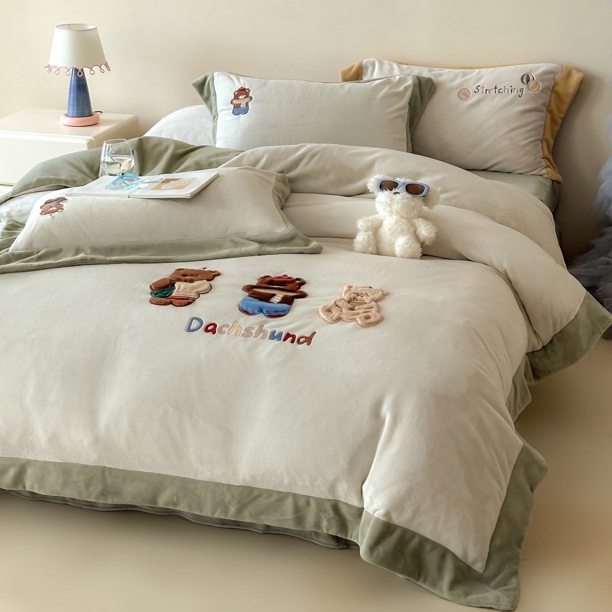 91家纺网 家纺一手货源 找家纺 泽西家纺+V17798841158发大图 2025新品秋冬加厚保暖240克奶肤绒宽边卡通牛奶绒四件套 熊宝假日-葱绿