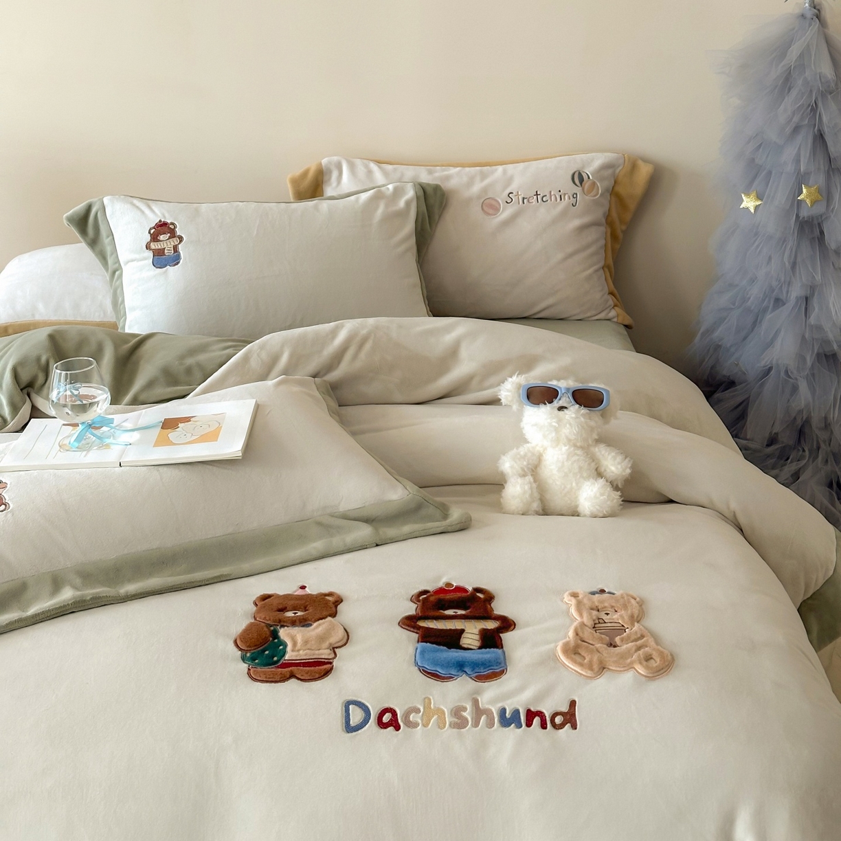 91家纺网 家纺一手货源 找家纺 泽西家纺+V17798841158发大图 2025新品秋冬加厚保暖240克奶肤绒宽边卡通牛奶绒四件套 熊宝假日-葱绿