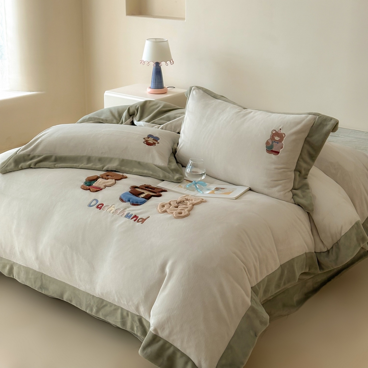 91家纺网 家纺一手货源 找家纺 泽西家纺+V17798841158发大图 2025新品秋冬加厚保暖240克奶肤绒宽边卡通牛奶绒四件套 熊宝假日-葱绿