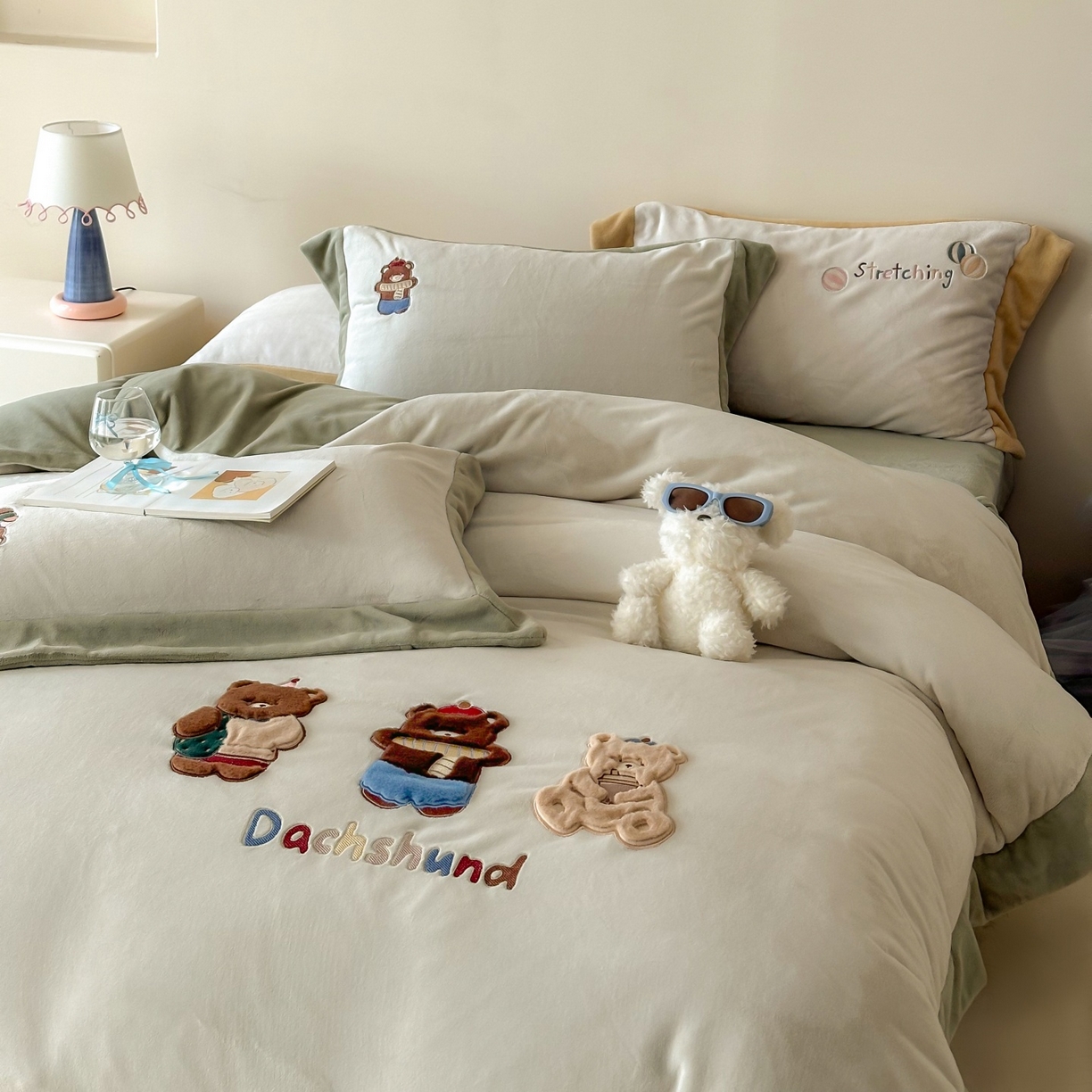 91家纺网 家纺一手货源 找家纺 泽西家纺+V17798841158发大图 2025新品秋冬加厚保暖240克奶肤绒宽边卡通牛奶绒四件套 熊宝假日-葱绿