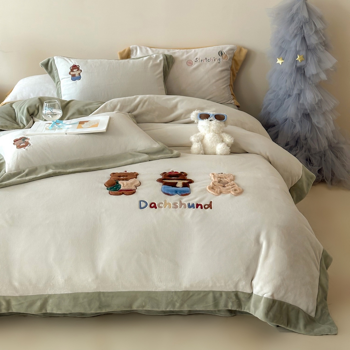 91家纺网 家纺一手货源 找家纺 泽西家纺+V17798841158发大图 2025新品秋冬加厚保暖240克奶肤绒宽边卡通牛奶绒四件套 熊宝假日-葱绿