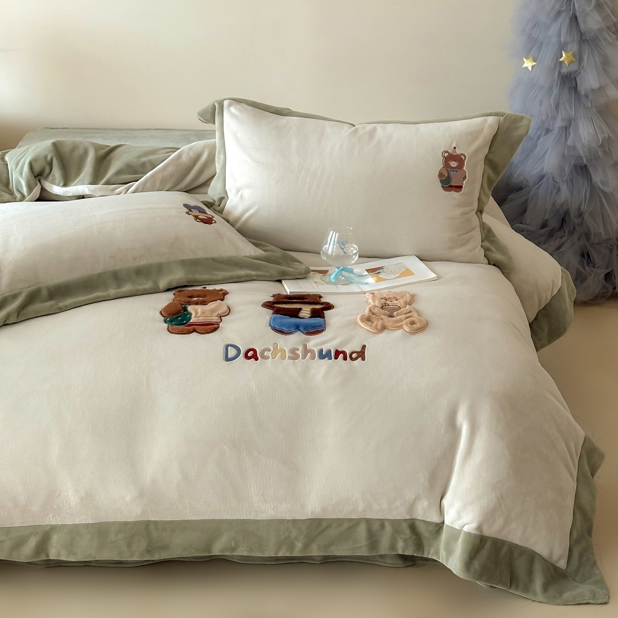 91家纺网 家纺一手货源 找家纺 泽西家纺+V17798841158发大图 2025新品秋冬加厚保暖240克奶肤绒宽边卡通牛奶绒四件套 熊宝假日-葱绿