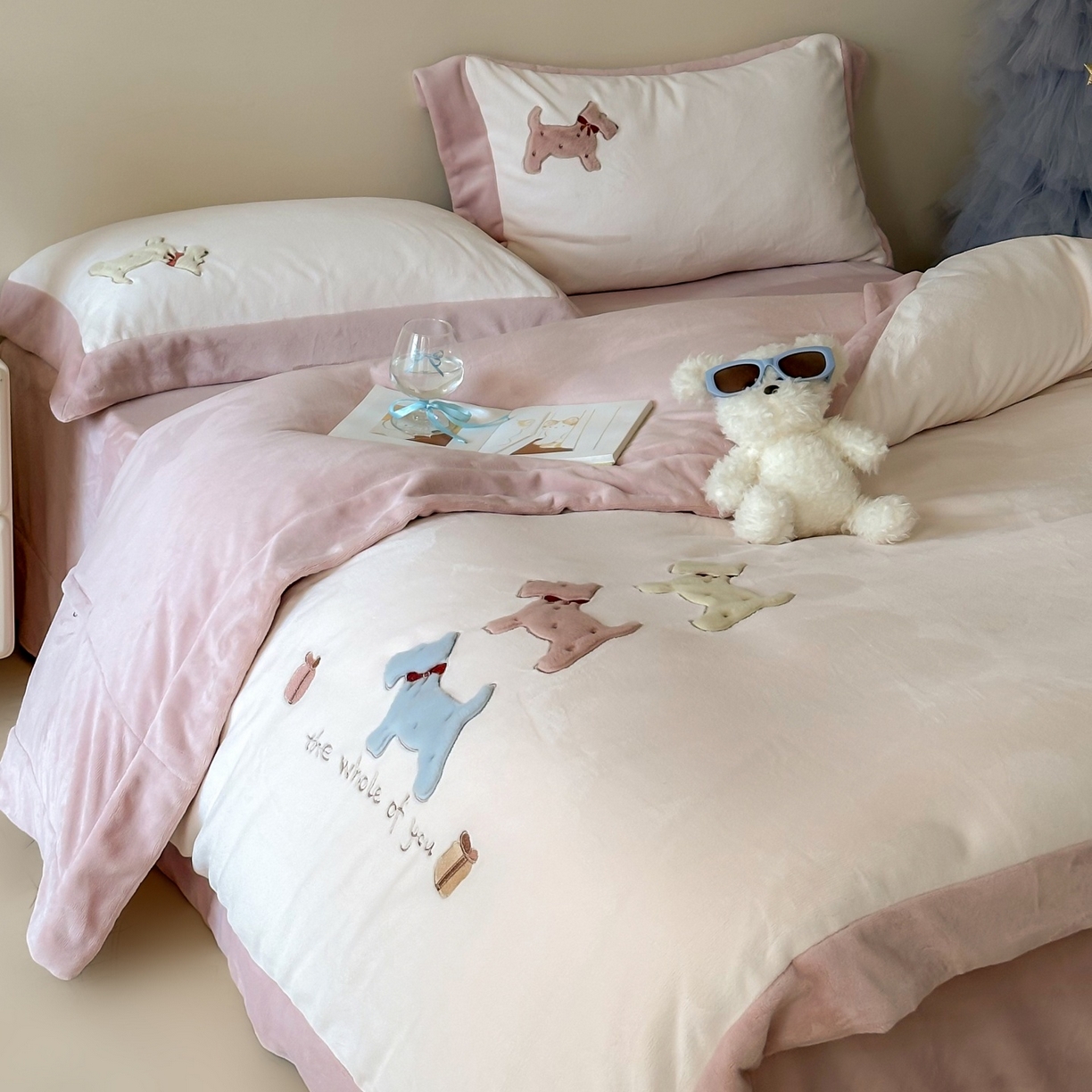 91家纺网 家纺一手货源 找家纺 泽西家纺+V17798841158发大图 2025新品秋冬加厚保暖240克奶肤绒宽边卡通牛奶绒四件套 奶萌小狗-粉色