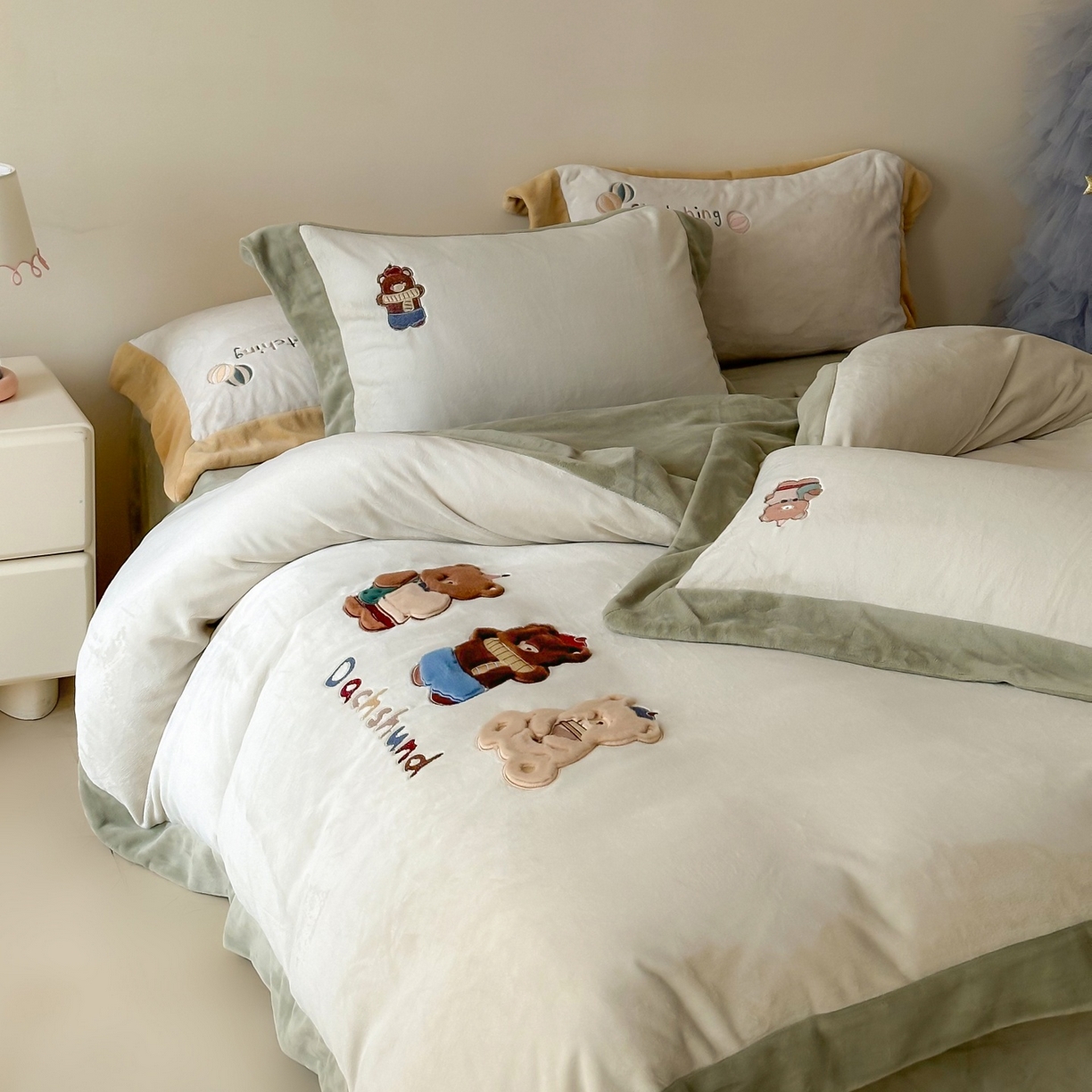 91家纺网 家纺一手货源 找家纺 泽西家纺+V17798841158发大图 2025新品秋冬加厚保暖240克奶肤绒宽边卡通牛奶绒四件套 熊宝假日-葱绿