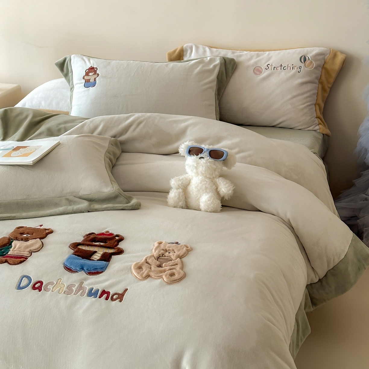 91家纺网 家纺一手货源 找家纺 泽西家纺+V17798841158发大图 2025新品秋冬加厚保暖240克奶肤绒宽边卡通牛奶绒四件套 熊宝假日-葱绿