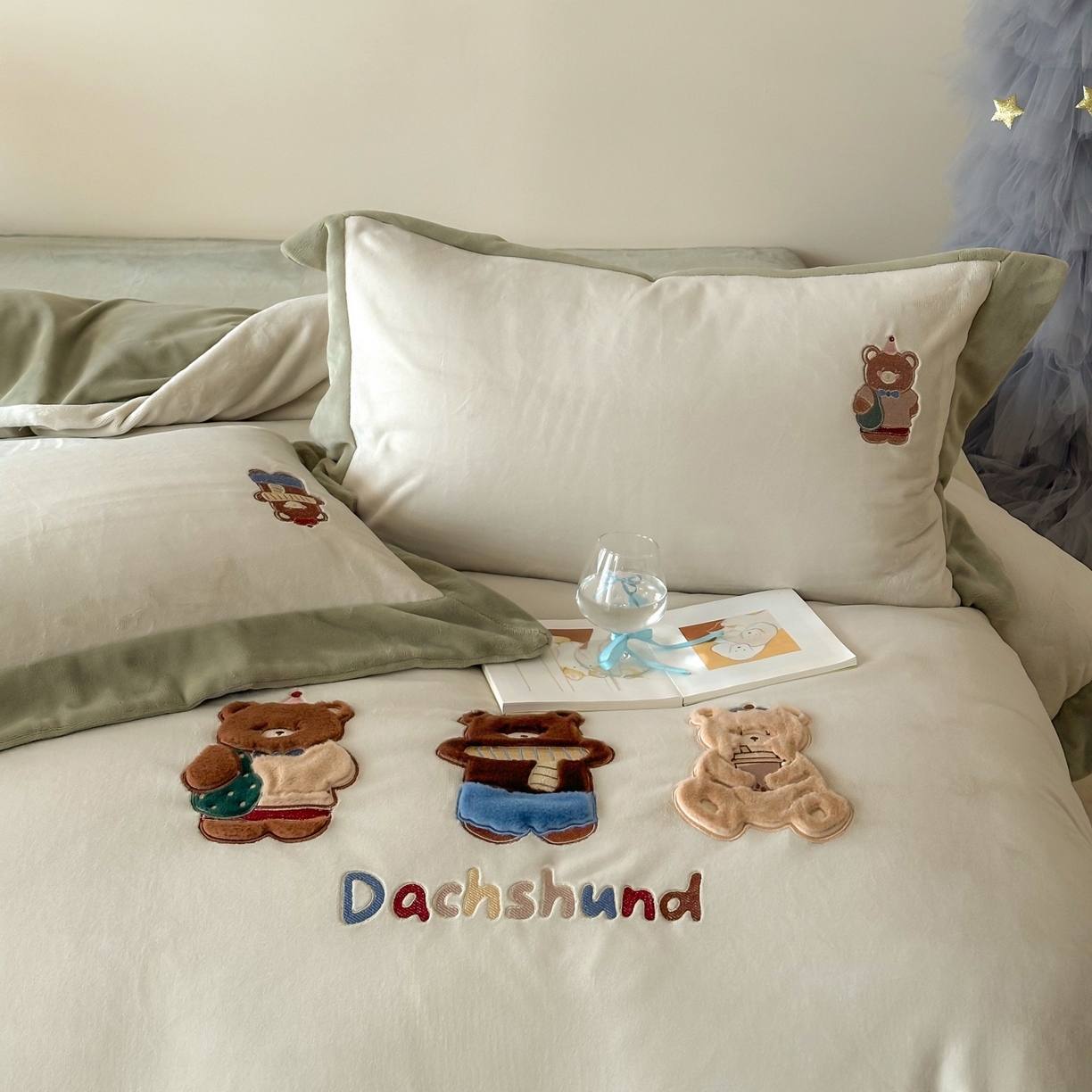 91家纺网 家纺一手货源 找家纺 泽西家纺+V17798841158发大图 2025新品秋冬加厚保暖240克奶肤绒宽边卡通牛奶绒四件套 熊宝假日-葱绿