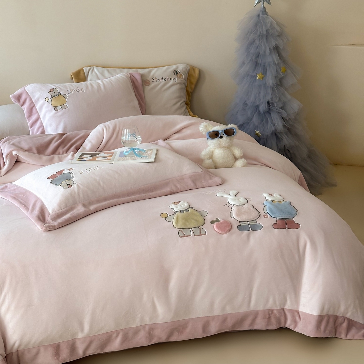 91家纺网 家纺一手货源 找家纺 泽西家纺+V17798841158发大图 2025新品秋冬加厚保暖240克奶肤绒宽边卡通牛奶绒四件套 兔宝甜梦-粉色