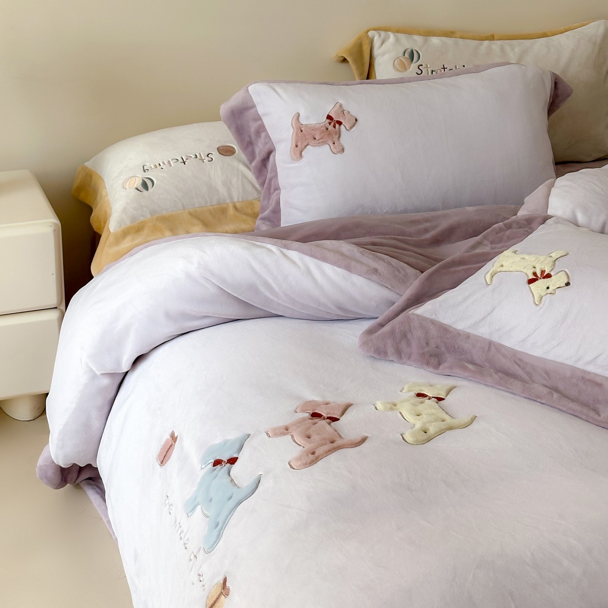 91家纺网 家纺一手货源 找家纺 泽西家纺+V17798841158发大图 2025新品秋冬加厚保暖240克奶肤绒宽边卡通牛奶绒四件套 奶萌小狗-紫色