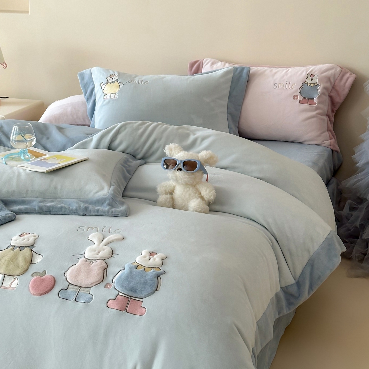 91家纺网 家纺一手货源 找家纺 泽西家纺+V17798841158发大图 2025新品秋冬加厚保暖240克奶肤绒宽边卡通牛奶绒四件套 兔宝甜梦-蓝色
