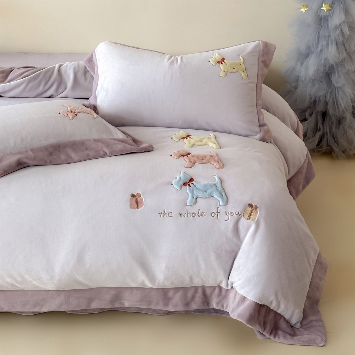 91家纺网 家纺一手货源 找家纺 泽西家纺+V17798841158发大图 2025新品秋冬加厚保暖240克奶肤绒宽边卡通牛奶绒四件套 奶萌小狗-紫色