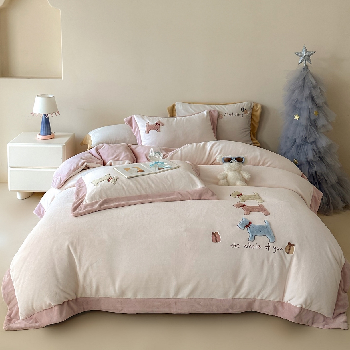 泽西家纺+V17798841158发大图 2025新品秋冬加厚保暖240克奶肤绒宽边卡通牛奶绒四件套 奶萌小狗-粉色