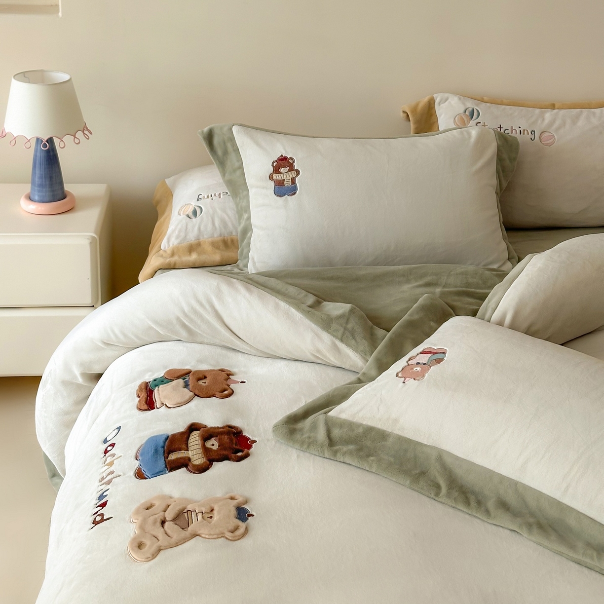 91家纺网 家纺一手货源 找家纺 泽西家纺+V17798841158发大图 2025新品秋冬加厚保暖240克奶肤绒宽边卡通牛奶绒四件套 熊宝假日-葱绿