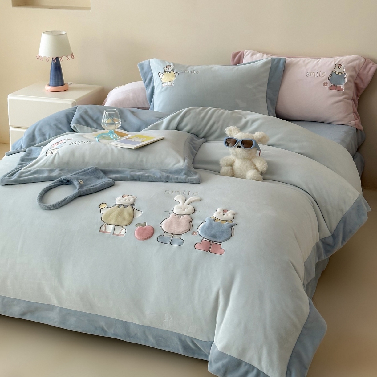 91家纺网 家纺一手货源 找家纺 泽西家纺+V17798841158发大图 2025新品秋冬加厚保暖240克奶肤绒宽边卡通牛奶绒四件套 兔宝甜梦-蓝色