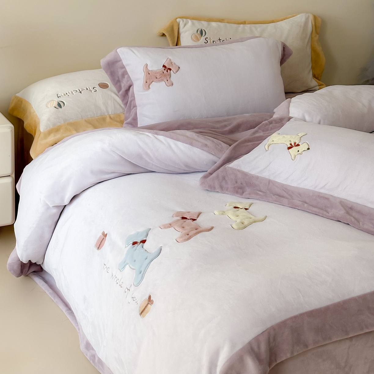 91家纺网 家纺一手货源 找家纺 泽西家纺+V17798841158发大图 2025新品秋冬加厚保暖240克奶肤绒宽边卡通牛奶绒四件套 奶萌小狗-紫色