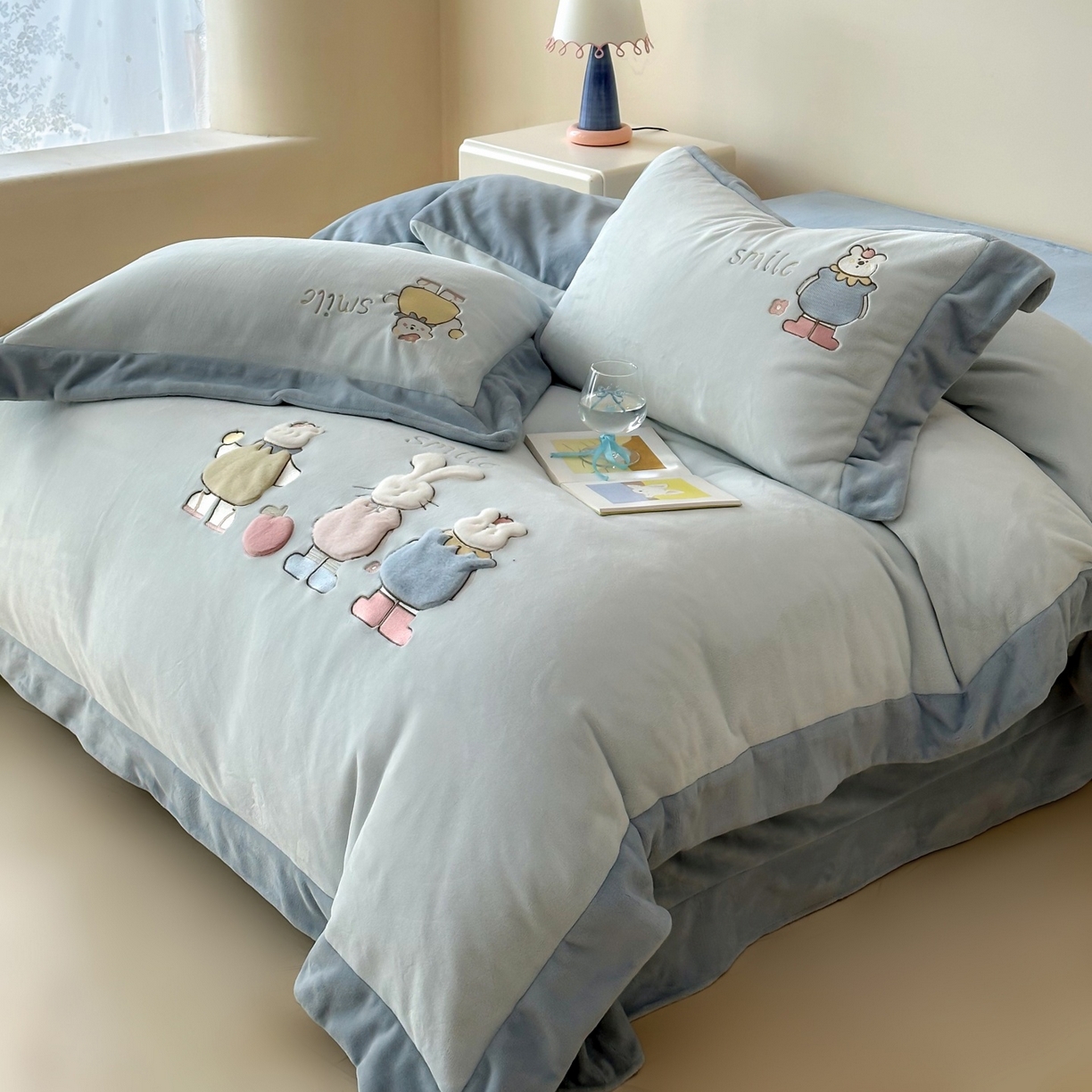 91家纺网 家纺一手货源 找家纺 泽西家纺+V17798841158发大图 2025新品秋冬加厚保暖240克奶肤绒宽边卡通牛奶绒四件套 兔宝甜梦-蓝色