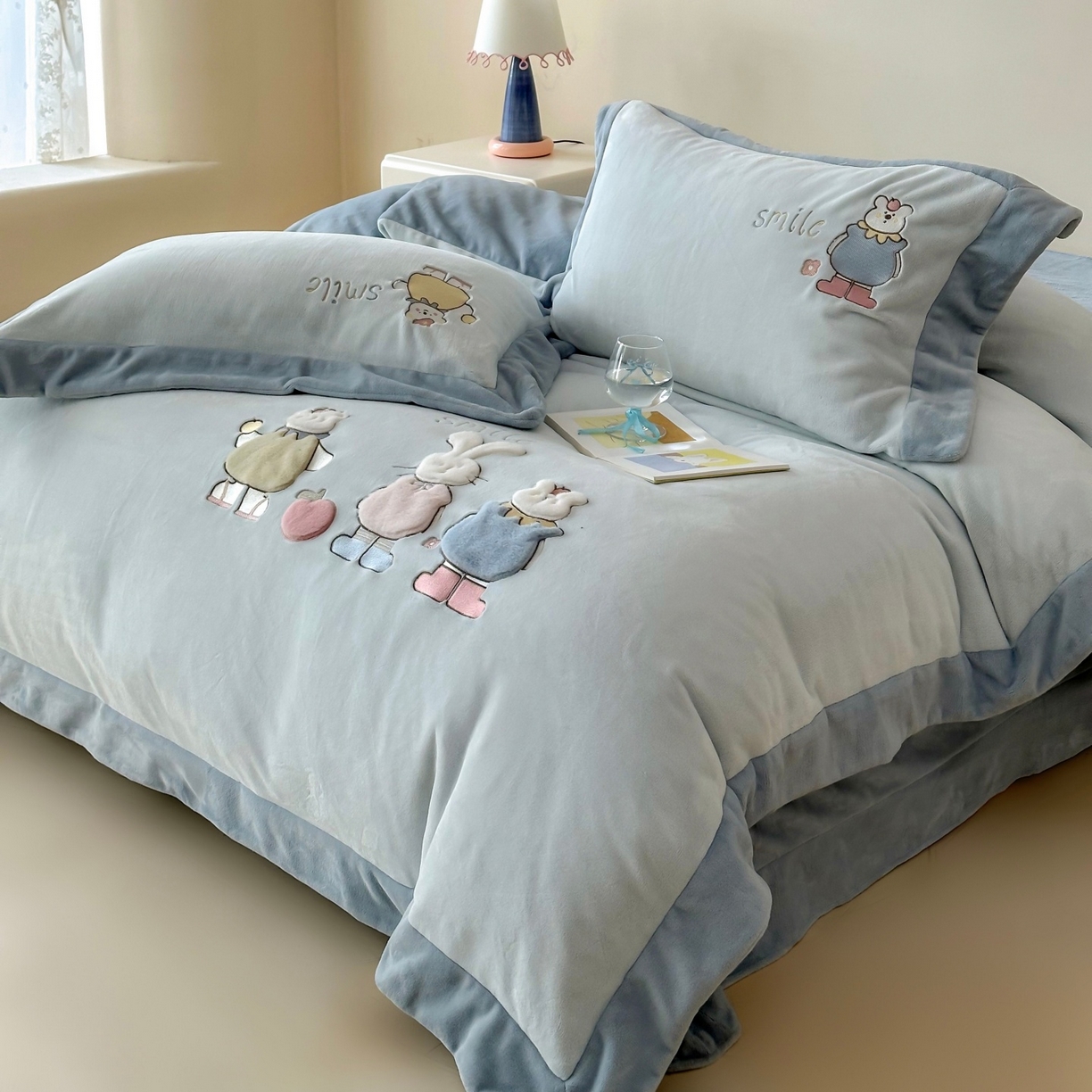 91家纺网 家纺一手货源 找家纺 泽西家纺+V17798841158发大图 2025新品秋冬加厚保暖240克奶肤绒宽边卡通牛奶绒四件套 兔宝甜梦-蓝色