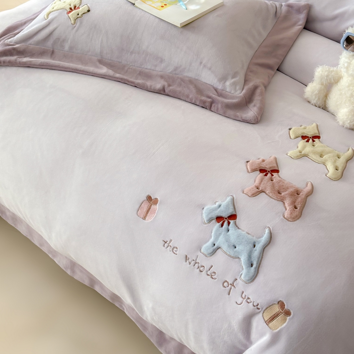 91家纺网 家纺一手货源 找家纺 泽西家纺+V17798841158发大图 2025新品秋冬加厚保暖240克奶肤绒宽边卡通牛奶绒四件套 奶萌小狗-紫色