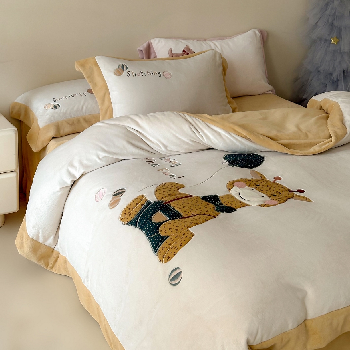 91家纺网 家纺一手货源 找家纺 泽西家纺+V17798841158发大图 2025新品秋冬加厚保暖240克奶肤绒宽边卡通牛奶绒四件套 梦想宝宝鹿-浅米