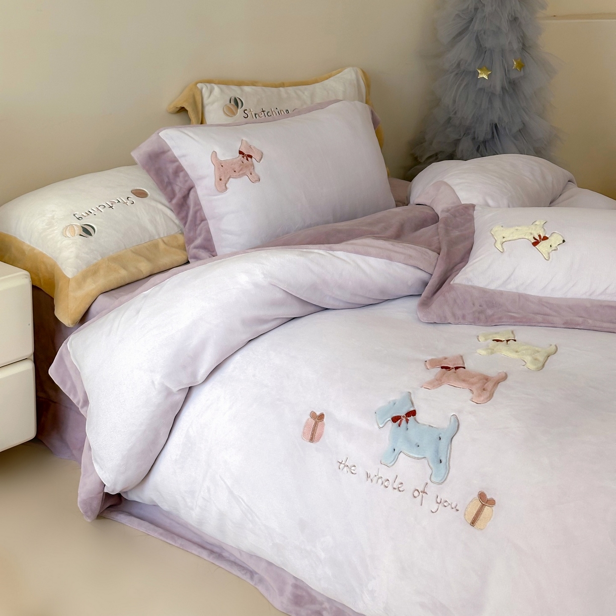 91家纺网 家纺一手货源 找家纺 泽西家纺+V17798841158发大图 2025新品秋冬加厚保暖240克奶肤绒宽边卡通牛奶绒四件套 奶萌小狗-紫色