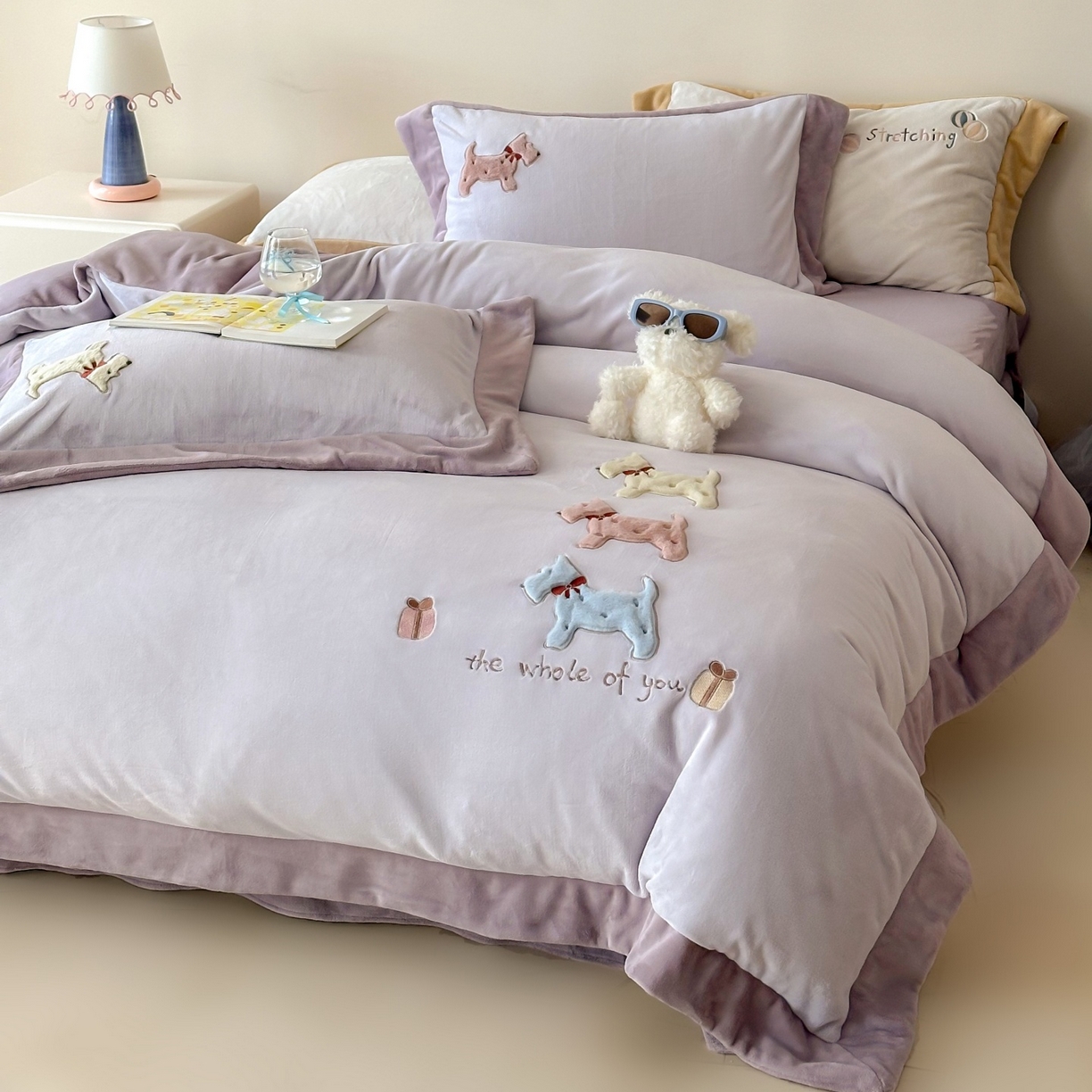 91家纺网 家纺一手货源 找家纺 泽西家纺+V17798841158发大图 2025新品秋冬加厚保暖240克奶肤绒宽边卡通牛奶绒四件套 奶萌小狗-紫色