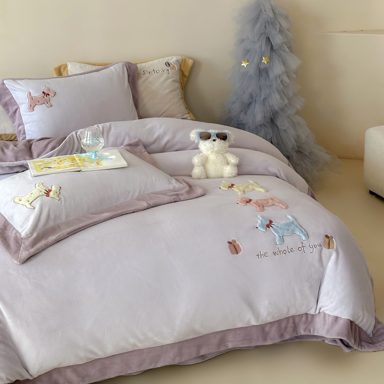 91家纺网 家纺一手货源 找家纺 泽西家纺+V17798841158发大图 2025新品秋冬加厚保暖240克奶肤绒宽边卡通牛奶绒四件套 奶萌小狗-紫色