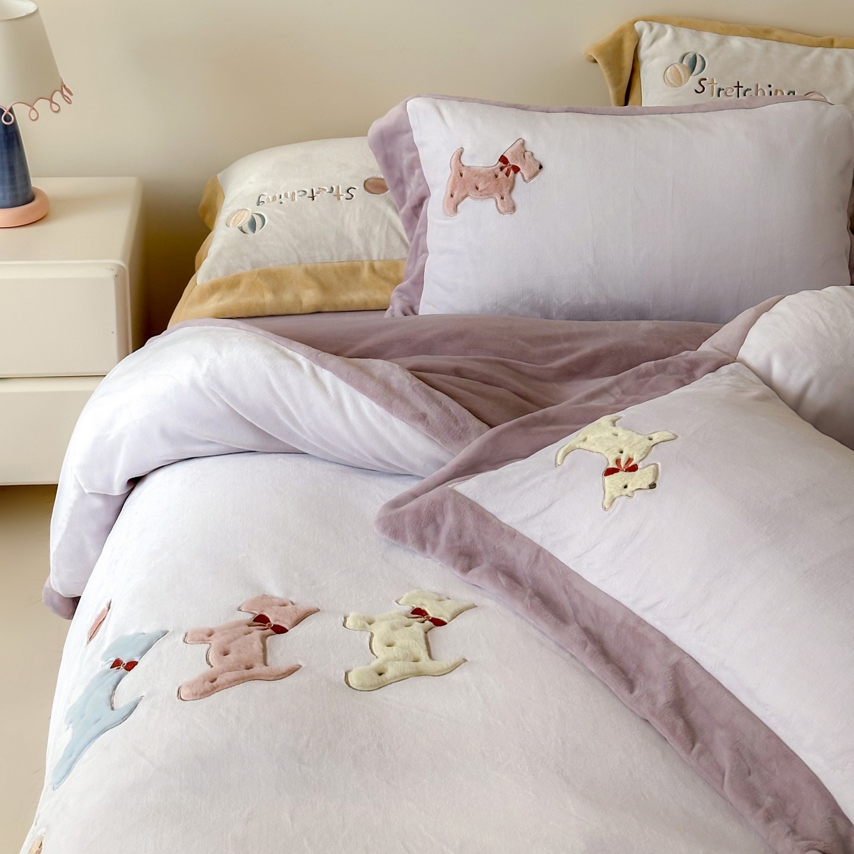 91家纺网 家纺一手货源 找家纺 泽西家纺+V17798841158发大图 2025新品秋冬加厚保暖240克奶肤绒宽边卡通牛奶绒四件套 奶萌小狗-紫色