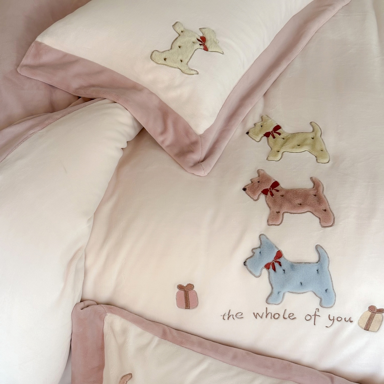 91家纺网 家纺一手货源 找家纺 泽西家纺+V17798841158发大图 2025新品秋冬加厚保暖240克奶肤绒宽边卡通牛奶绒四件套 奶萌小狗-粉色