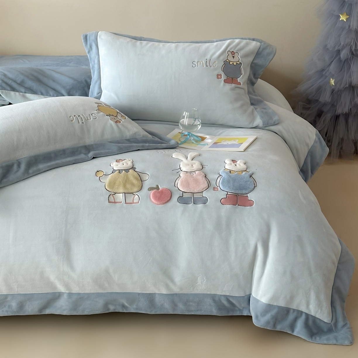 91家纺网 家纺一手货源 找家纺 泽西家纺+V17798841158发大图 2025新品秋冬加厚保暖240克奶肤绒宽边卡通牛奶绒四件套 兔宝甜梦-蓝色