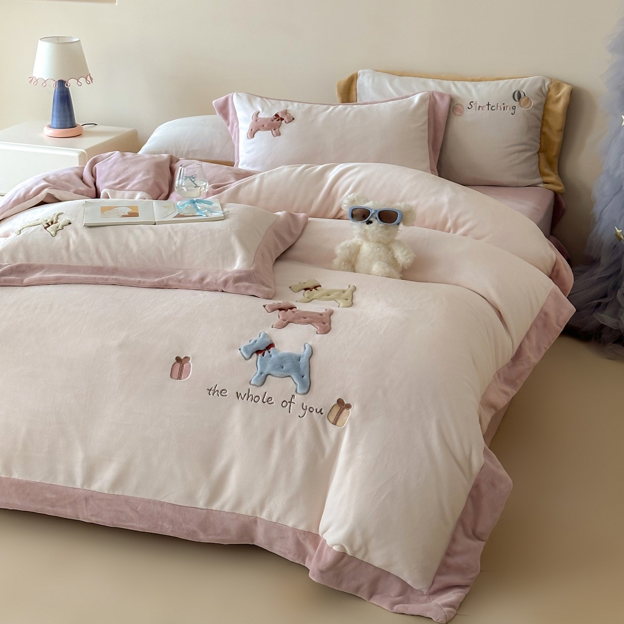 91家纺网 家纺一手货源 找家纺 泽西家纺+V17798841158发大图 2025新品秋冬加厚保暖240克奶肤绒宽边卡通牛奶绒四件套 奶萌小狗-粉色