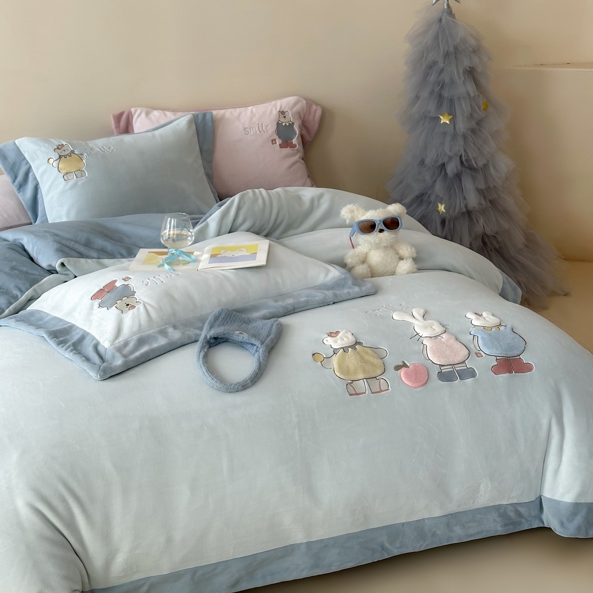 91家纺网 家纺一手货源 找家纺 泽西家纺+V17798841158发大图 2025新品秋冬加厚保暖240克奶肤绒宽边卡通牛奶绒四件套 兔宝甜梦-蓝色