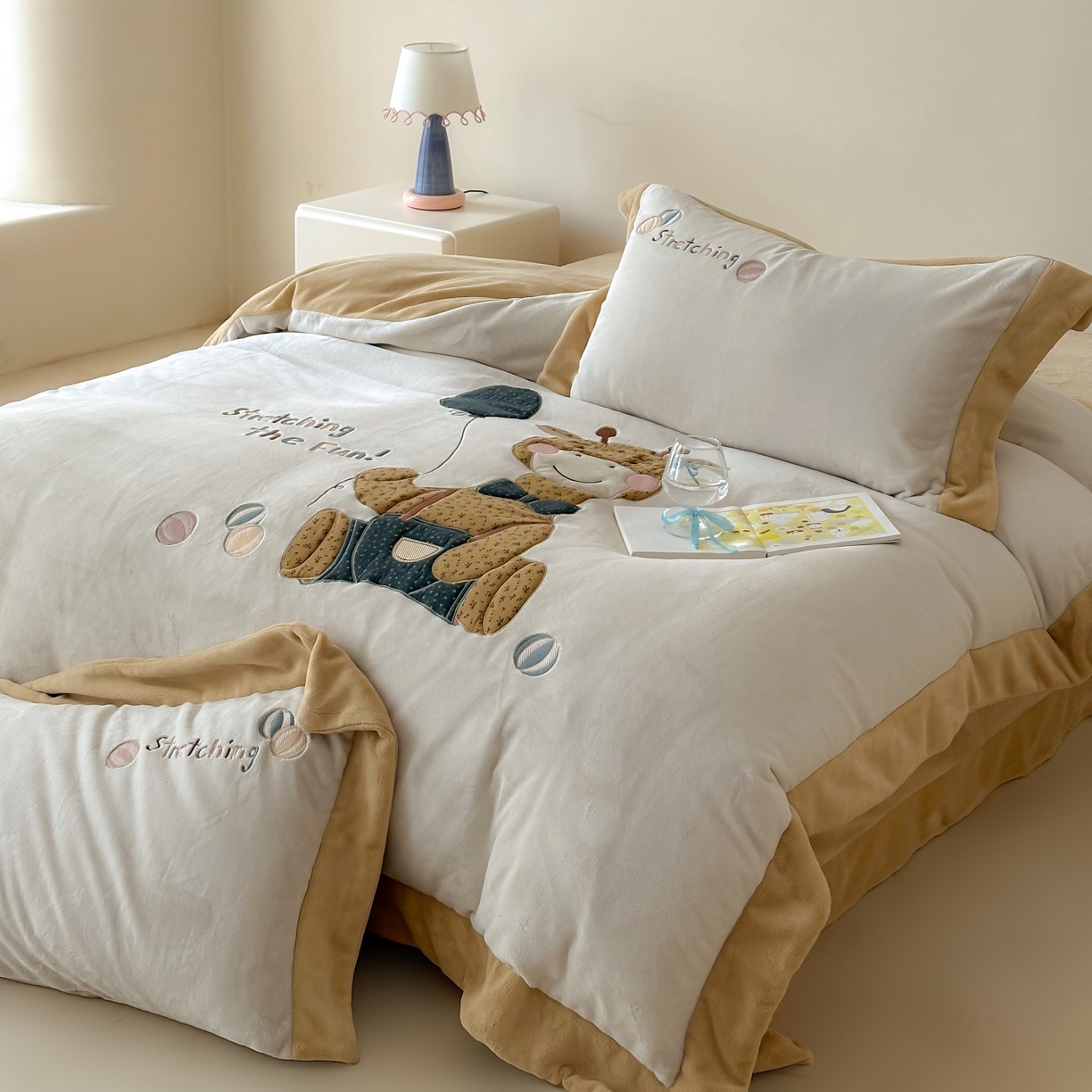 91家纺网 家纺一手货源 找家纺 泽西家纺+V17798841158发大图 2025新品秋冬加厚保暖240克奶肤绒宽边卡通牛奶绒四件套 梦想宝宝鹿-浅米