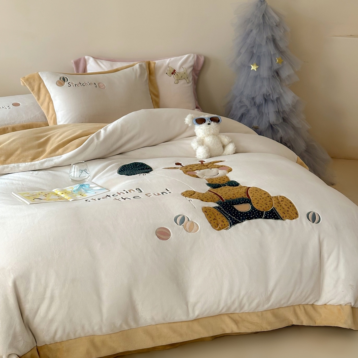 91家纺网 家纺一手货源 找家纺 泽西家纺+V17798841158发大图 2025新品秋冬加厚保暖240克奶肤绒宽边卡通牛奶绒四件套 梦想宝宝鹿-浅米