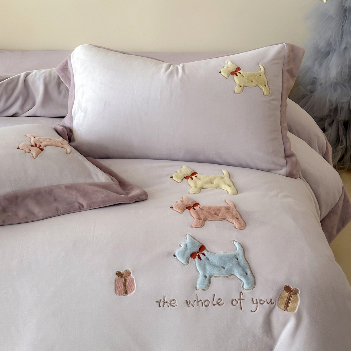 91家纺网 家纺一手货源 找家纺 泽西家纺+V17798841158发大图 2025新品秋冬加厚保暖240克奶肤绒宽边卡通牛奶绒四件套 奶萌小狗-紫色