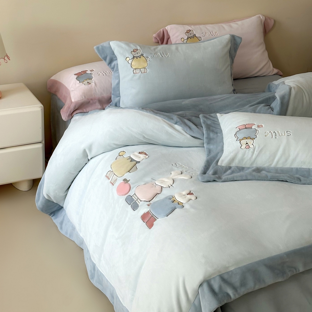 91家纺网 家纺一手货源 找家纺 泽西家纺+V17798841158发大图 2025新品秋冬加厚保暖240克奶肤绒宽边卡通牛奶绒四件套 兔宝甜梦-蓝色