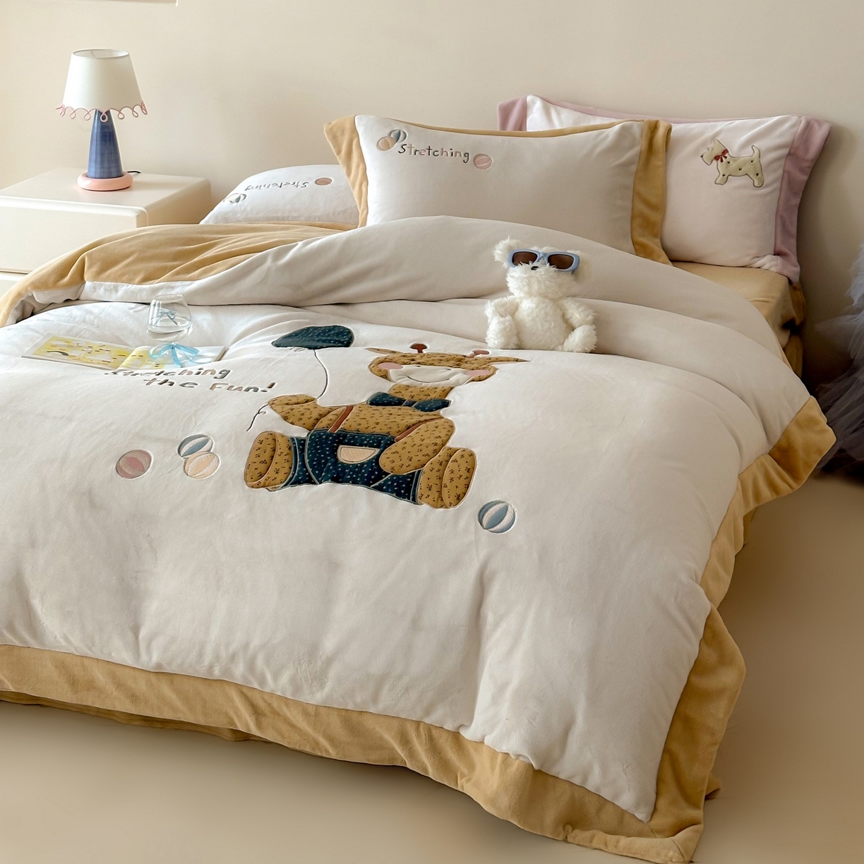 91家纺网 家纺一手货源 找家纺 泽西家纺+V17798841158发大图 2025新品秋冬加厚保暖240克奶肤绒宽边卡通牛奶绒四件套 梦想宝宝鹿-浅米