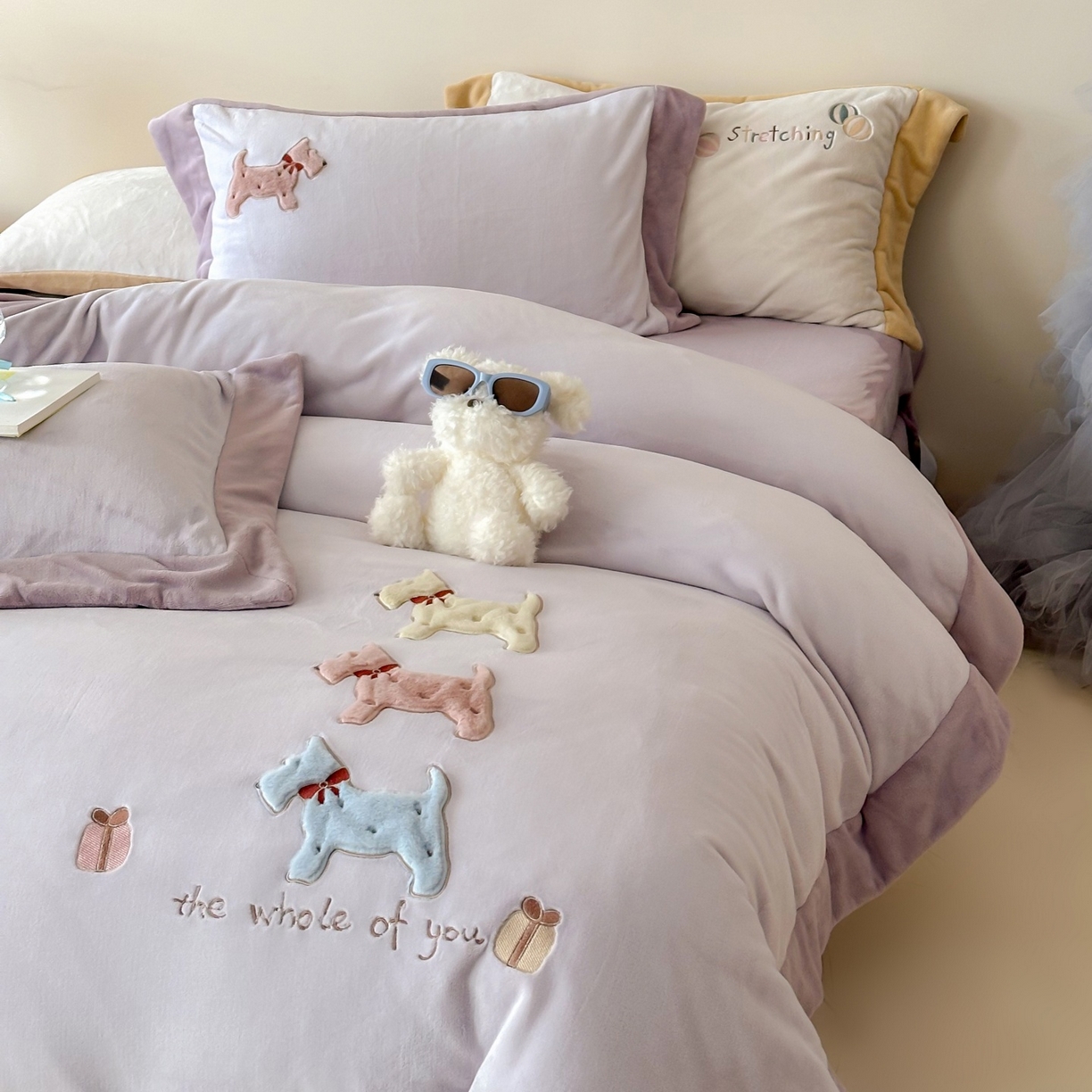 91家纺网 家纺一手货源 找家纺 泽西家纺+V17798841158发大图 2025新品秋冬加厚保暖240克奶肤绒宽边卡通牛奶绒四件套 奶萌小狗-紫色